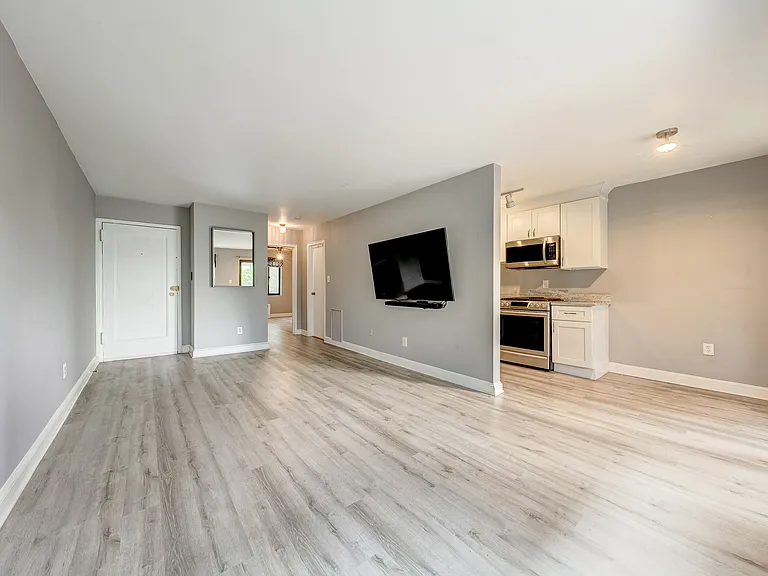 1565 N Colonial Ter #304 — Photo 6