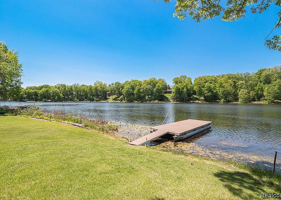 13410 Lakebrook Dr, Fenton, MI 48430 MLS 20230041549 Zillow