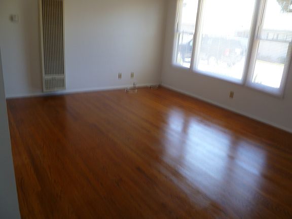 4th image of 106 College Dr