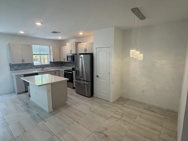 2355 SE 10th St — Photo 8