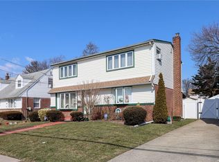 33 Robinson Ave, Valley Stream, NY 11580