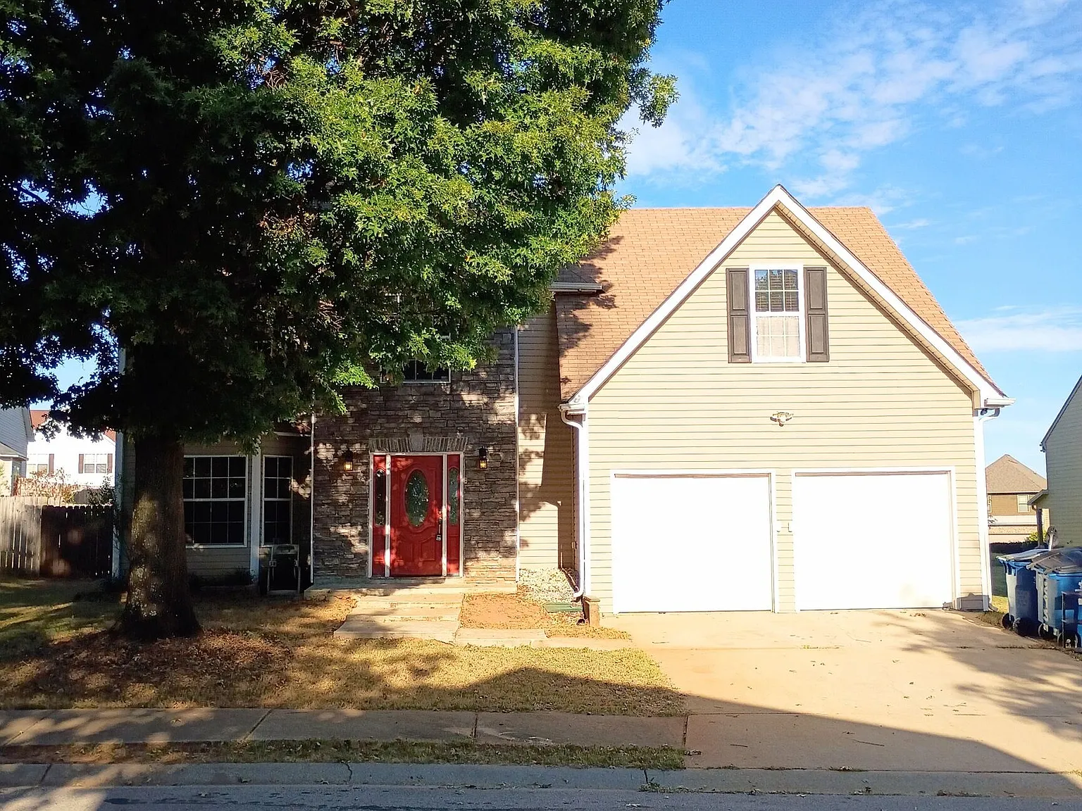 4 bed, 2.5 bath, 2650 sqft, $2,400 — Photo 1