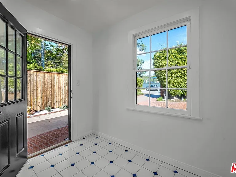 629 N Rexford Dr — Photo 8