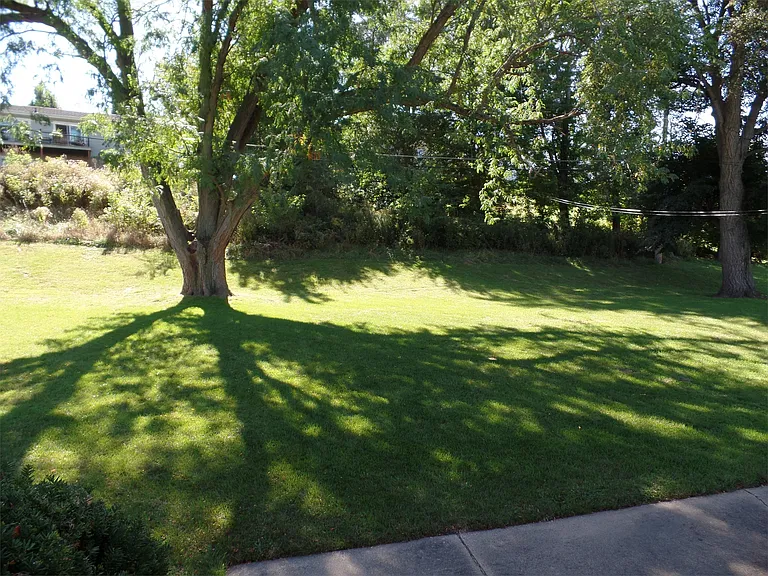 412 11th Ave W — Photo 12