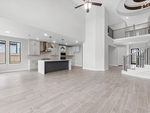 3rd image of 15664 Broadway Bend Dr