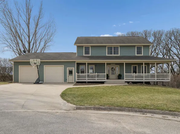 1005 Eileen Ct, Decorah, IA 52101