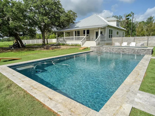 141 Grassyville Rd, Paige, TX 78659