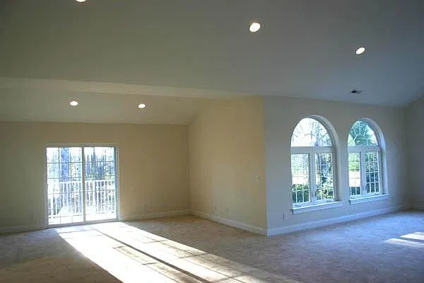 3 bed, 2.5 bath, 2400 sqft, $2,000 — Photo 4