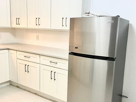 3rd image of 3284 Griswold Ave #4