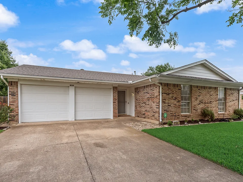 2132 Meandering Dr