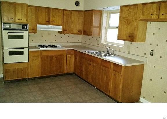 3rd image of 2459 Center Ave