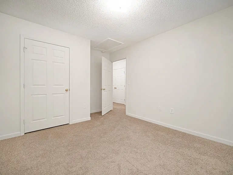Amesbury Apartments — Photo 40
