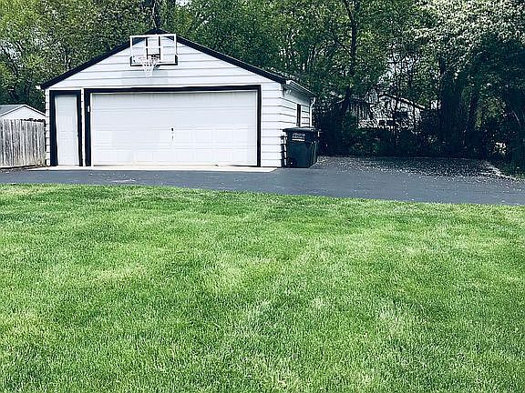 Garage w/ extra parking 