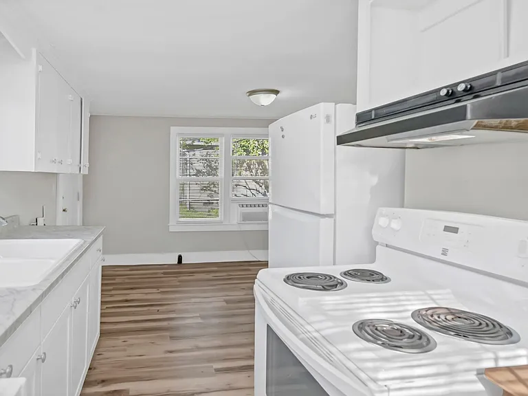 203 Augusta St — Photo 9