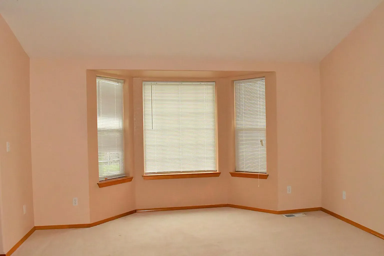 4819 Siskiyou Loop SE — Photo 3