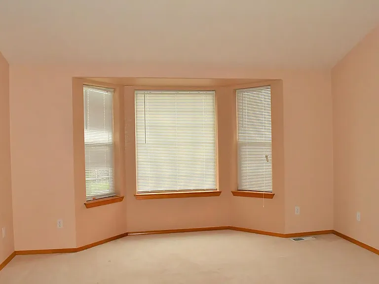 4819 Siskiyou Loop SE — Photo 10