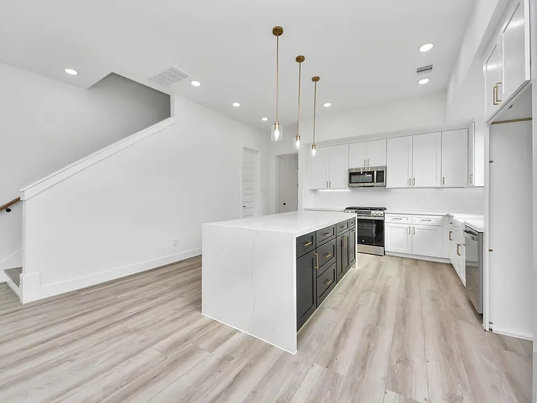 2408 Lorraine St — Photo 11