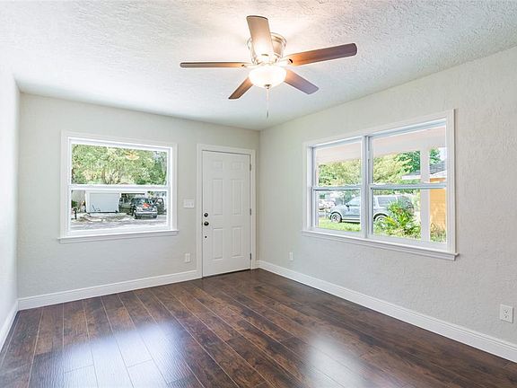 5th image of 1916 E Shadowlawn Ave