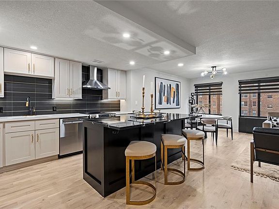 2nd image of 221 W 48th St APT 706