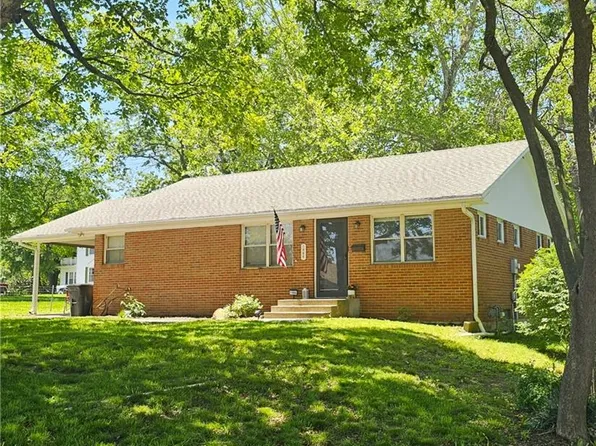 1906 Spruce St, Higginsville, MO 64037