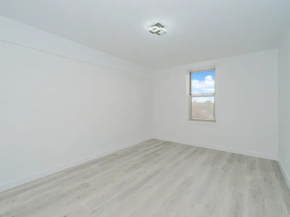 221 Mcdonald Avenue image 11 of 13