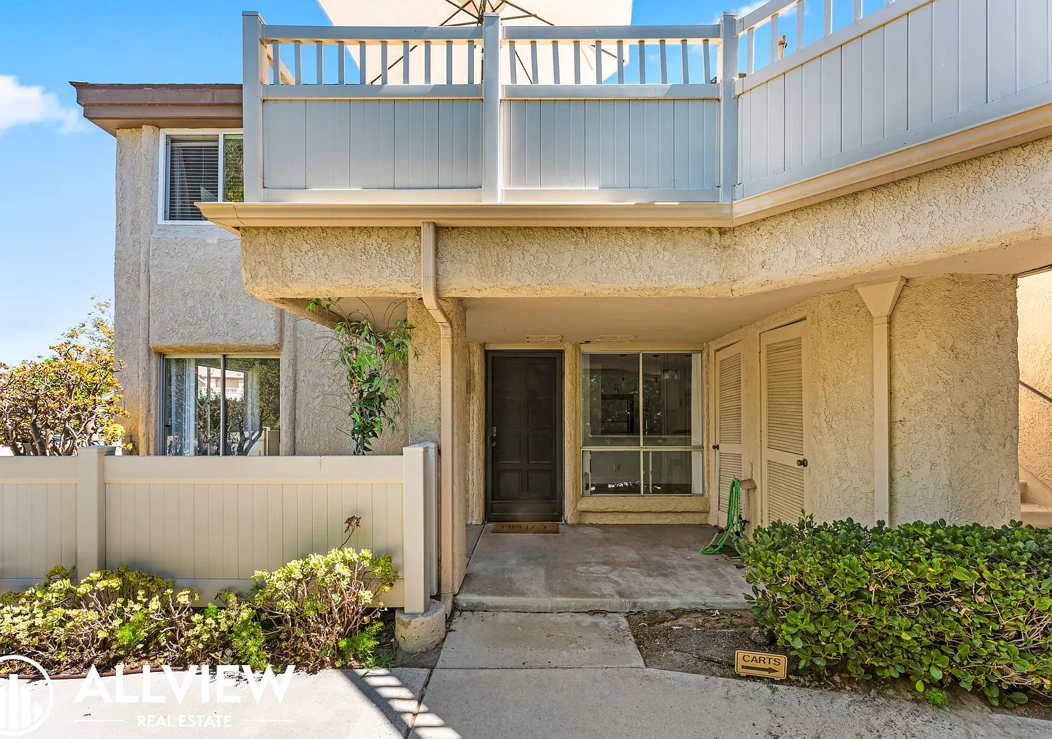 Beautifully Remodeled 2 bed/1 bath condo available now! — Photo 2