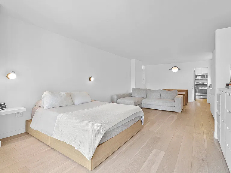 142 E 16th St #11G — Photo 7