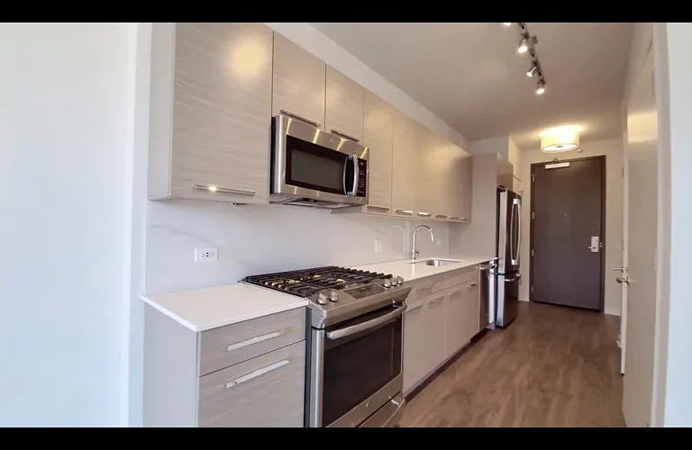 800 W Madison St — Photo 2