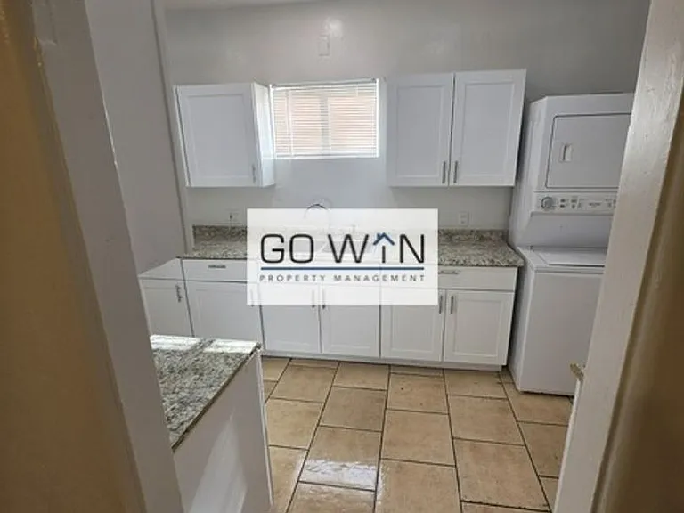 1832 E Harvard St — Photo 17