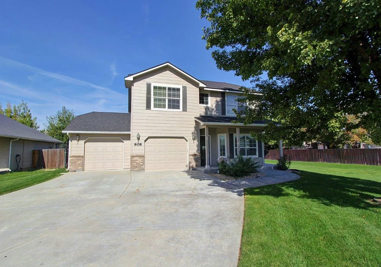 Spacious Home on Quiet Cul-de-Sac — Photo 1