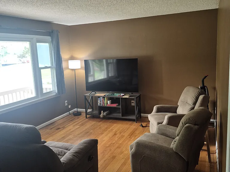 704 W Park Ave — Photo 3