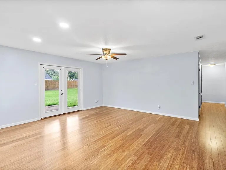 416 E Myrtle St — Photo 10