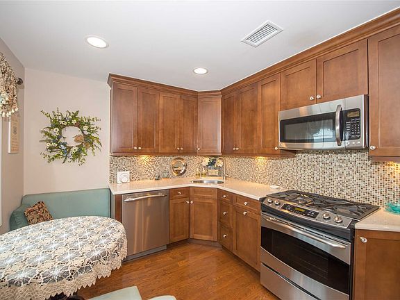 4th image of 19 Gables Dr