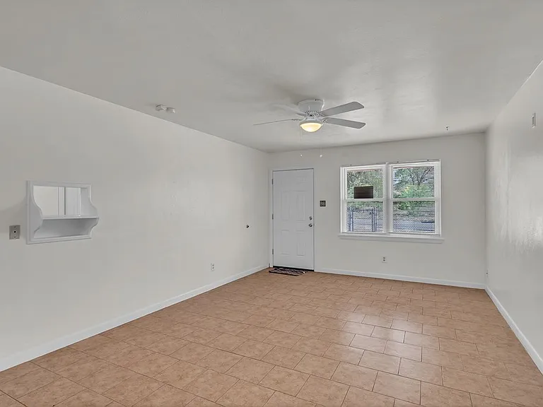 816 W 7th St — Photo 3