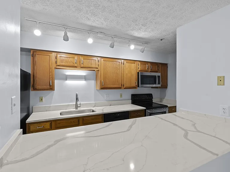 815 Deering Rd — Photo 4