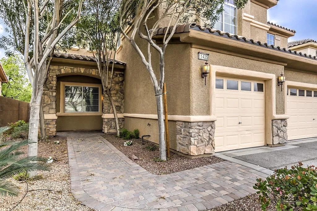5 bed, 3134 sqft, $685 — Photo 1