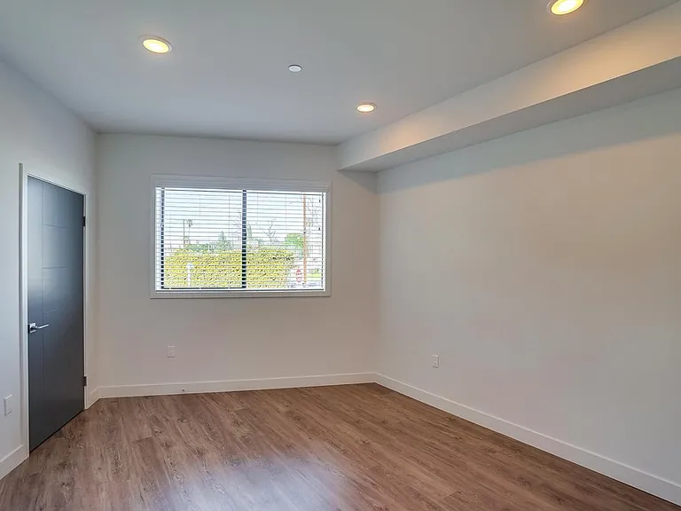 6015 Woodman Ave #206 — Photo 21