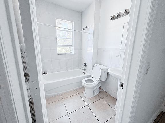 4th image of 12124 NE 5th Ave APT 7