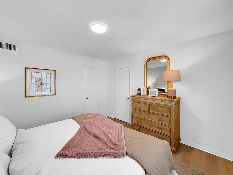 Chateau Orleans Apartments — Photo 52