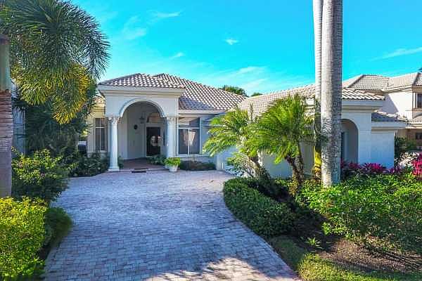 Home For Sale In Woodfield Country Club