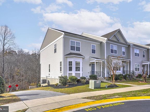 3rd image of 579 English Oak Ln