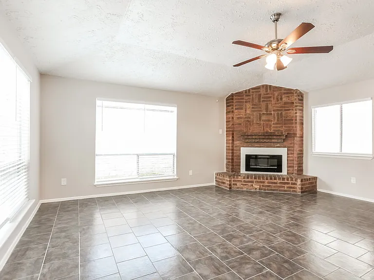 3915 Vineyard Dr — Photo 5
