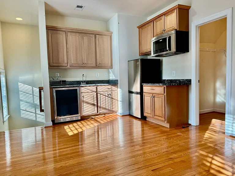 1385 Blairstone Dr — Photo 2