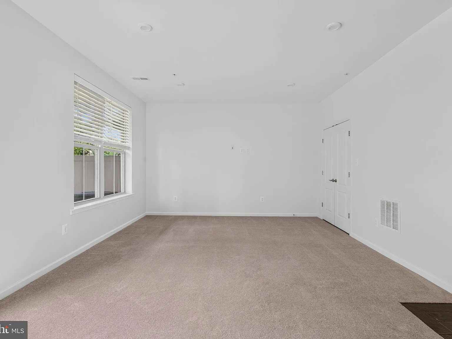 3 bed, 4.0 bath, 2633 sqft, $3,400 — Photo 4