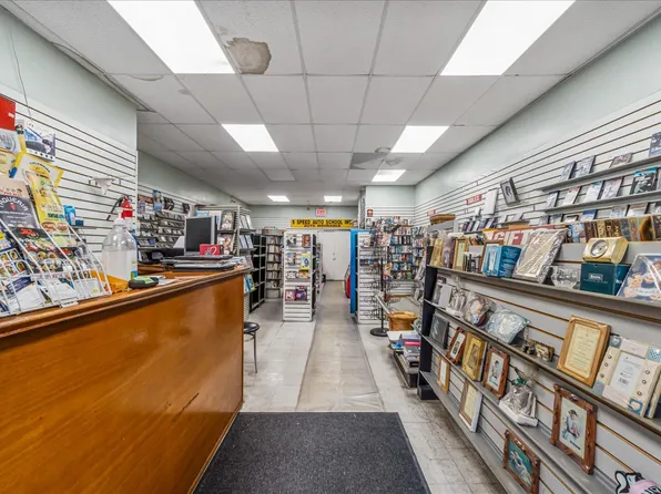 120-03 Rockaway Boulevard image 3 of 20