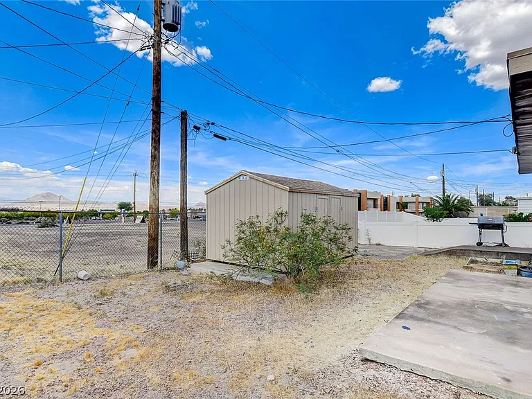 214 W Victory Rd — Photo 33