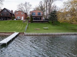 700 Wolverine Dr, Wolverine Lake, MI 48390
