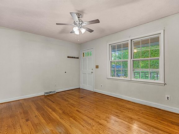 5th image of 215 McArthur St