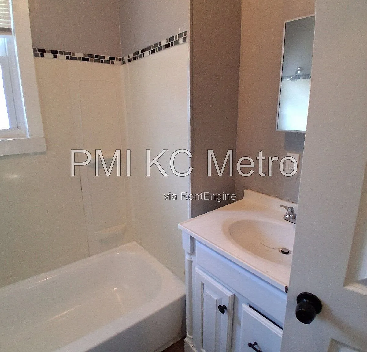 5 bed, 1.5 bath, 2301 sqft, $1,900 — Photo 3