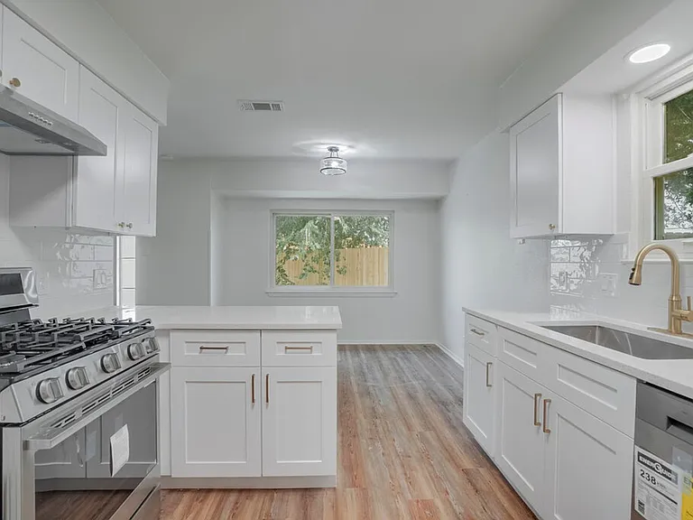 606 Splitrock St — Photo 9